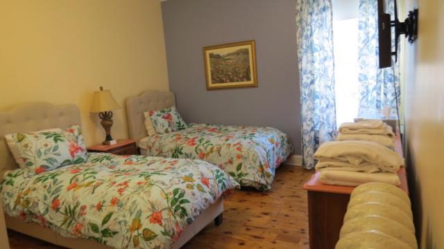 The Jellybean Heritage Inn Сент Джонс Екстериор снимка